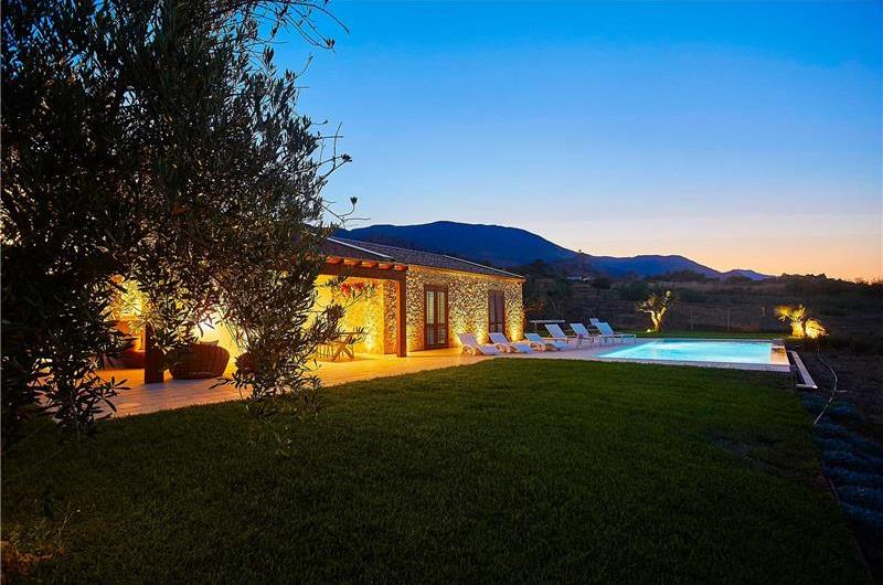 3 bedroom villa with infinity pool and jacuzzi, Scopello, sleeps 5-6