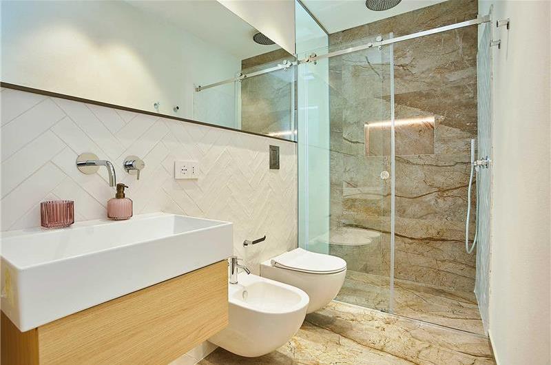 3 bedroom villa with infinity pool and jacuzzi, Scopello, sleeps 5-6