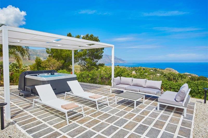 2 bedroom villa with jacuzzi & sea views, near Castellammare del Golfo, sleeps  4-5