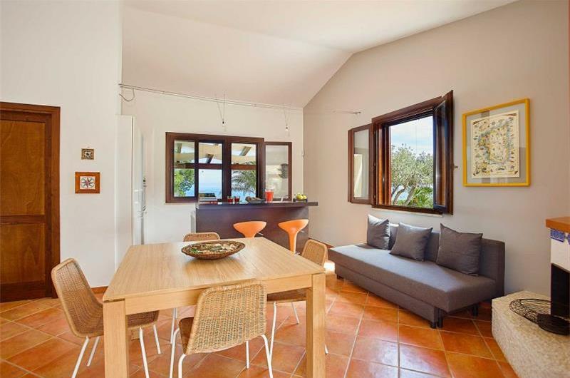 2 bedroom villa with jacuzzi & sea views, near Castellammare del Golfo, sleeps  4-5