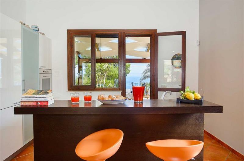 2 bedroom villa with jacuzzi & sea views, near Castellammare del Golfo, sleeps  4-5