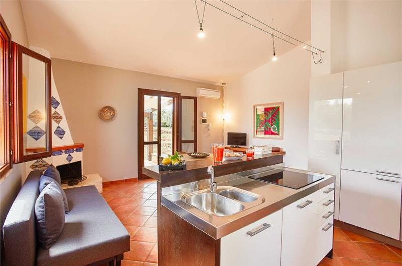 2 bedroom villa with jacuzzi & sea views, near Castellammare del Golfo, sleeps  4-5