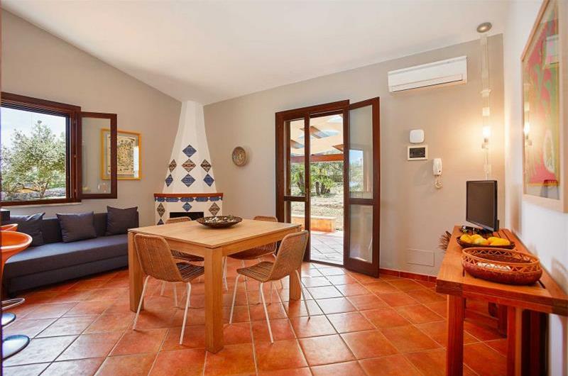 2 bedroom villa with jacuzzi & sea views, near Castellammare del Golfo, sleeps  4-5