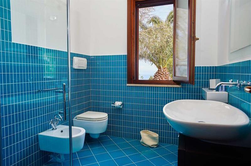 2 bedroom villa with jacuzzi & sea views, near Castellammare del Golfo, sleeps  4-5