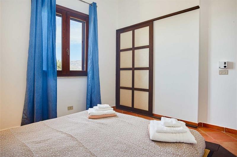 2 bedroom villa with jacuzzi & sea views, near Castellammare del Golfo, sleeps  4-5