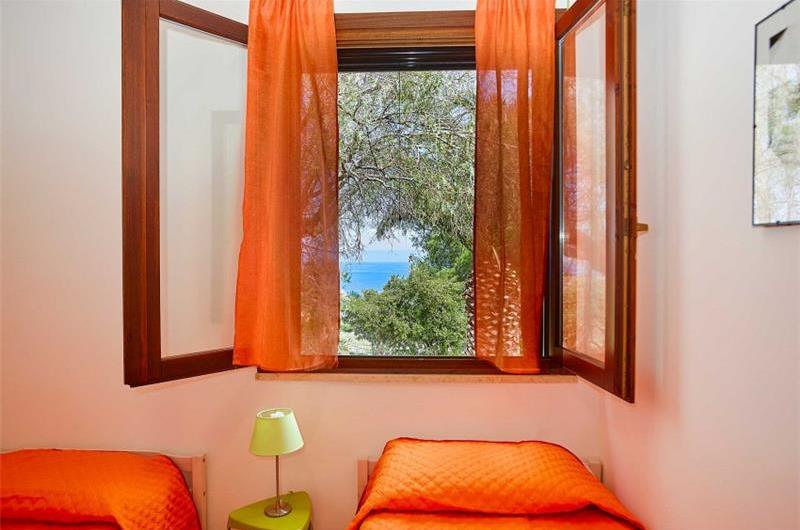 2 bedroom villa with jacuzzi & sea views, near Castellammare del Golfo, sleeps  4-5