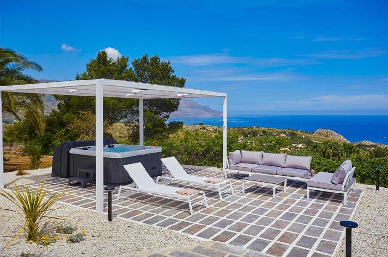 2 bedroom villa with jacuzzi & sea views, near Castellammare del Golfo, sleeps  4-5