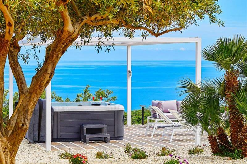 2 bedroom villa with jacuzzi & sea views, near Castellammare del Golfo, sleeps  4-5