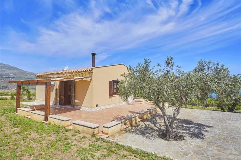 2 bedroom villa with jacuzzi & sea views, near Castellammare del Golfo, sleeps  4-5