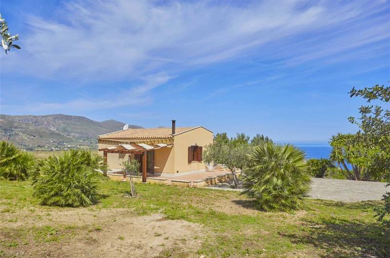 2 bedroom villa with jacuzzi & sea views, near Castellammare del Golfo, sleeps  4-5