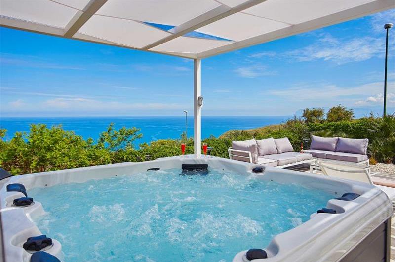2 bedroom villa with jacuzzi & sea views, near Castellammare del Golfo, sleeps  4-5