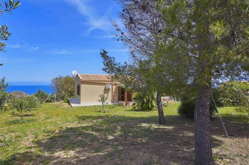 2 bedroom villa with jacuzzi & sea views, near Castellammare del Golfo, sleeps  4-5