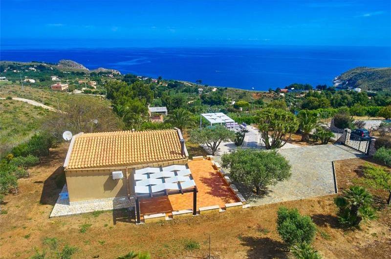 2 bedroom villa with jacuzzi & sea views, near Castellammare del Golfo, sleeps  4-5