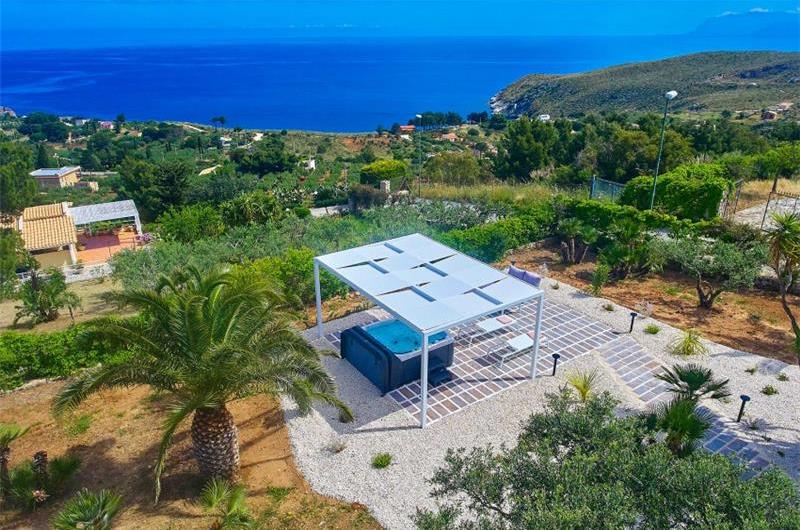 2 bedroom villa with jacuzzi & sea views, near Castellammare del Golfo, sleeps  4-5