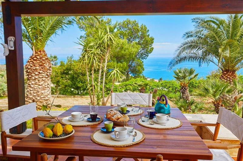 2 bedroom villa with jacuzzi & sea views, near Castellammare del Golfo, sleeps  4-5