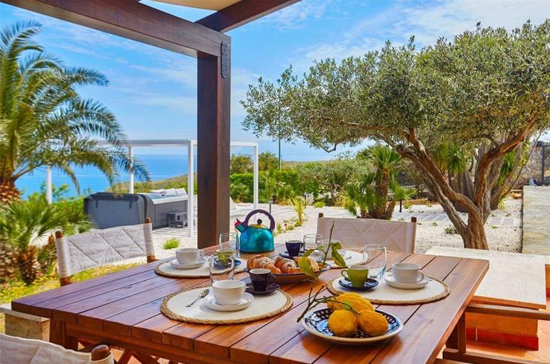 2 bedroom villa with jacuzzi & sea views, near Castellammare del Golfo, sleeps  4-5