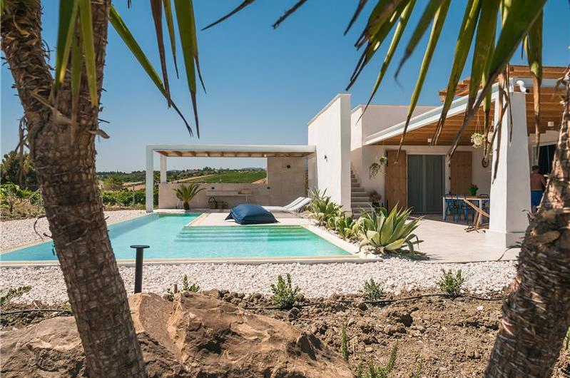 2 bedroom villa with infinity pool, near Alcamo, sleeps 4-5