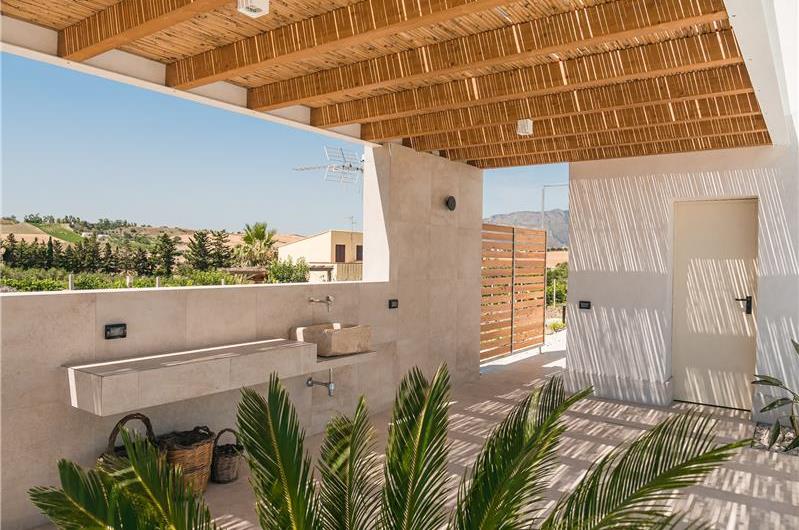 2 bedroom villa with infinity pool, near Alcamo, sleeps 4-5