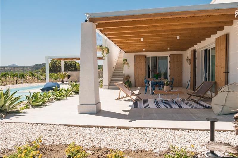 2 bedroom villa with infinity pool, near Alcamo, sleeps 4-5