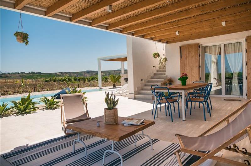 2 bedroom villa with infinity pool, near Alcamo, sleeps 4-5