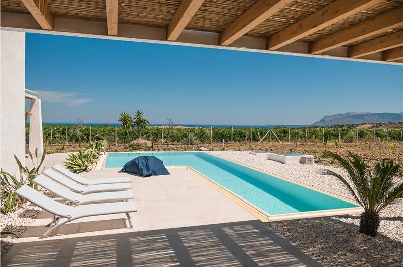 2 bedroom villa with infinity pool, near Alcamo, sleeps 4-5