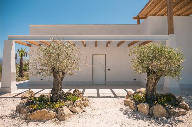 2 bedroom villa with infinity pool, near Alcamo, sleeps 4-5