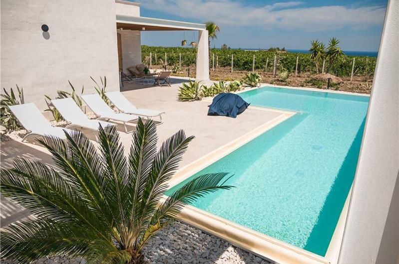 2 bedroom villa with infinity pool, near Alcamo, sleeps 4-5