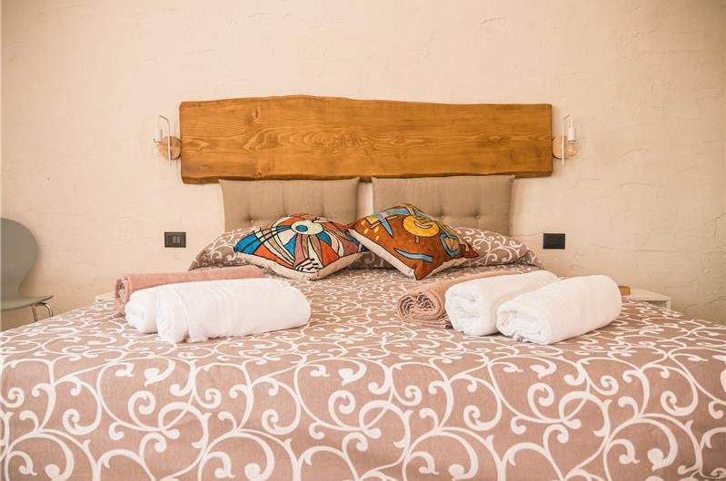 2 bedroom villa with infinity pool, near Alcamo, sleeps 4-5