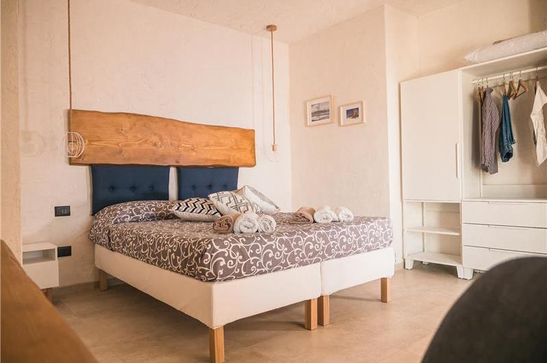 2 bedroom villa with infinity pool, near Alcamo, sleeps 4-5