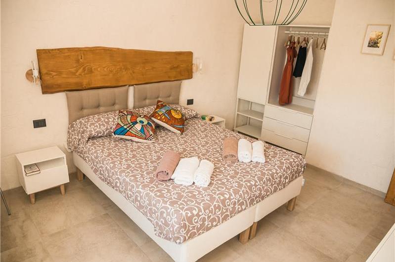 2 bedroom villa with infinity pool, near Alcamo, sleeps 4-5