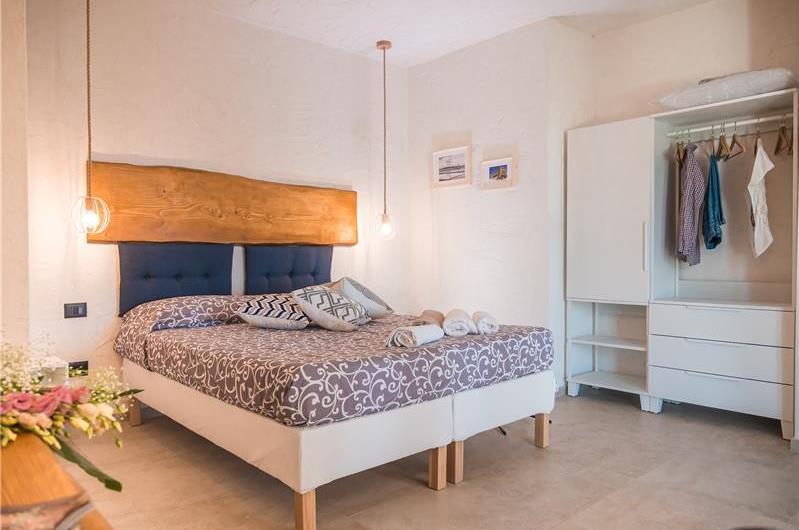 2 bedroom villa with infinity pool, near Alcamo, sleeps 4-5