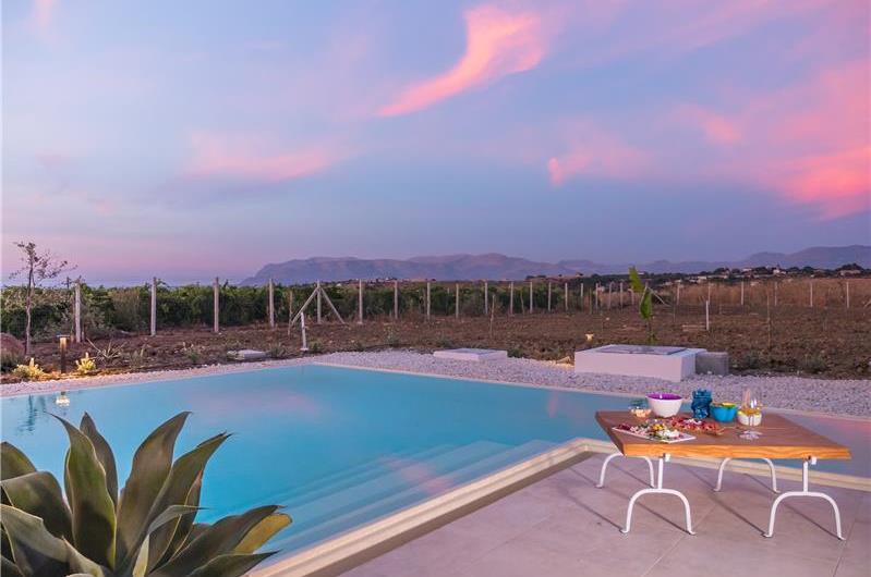 2 bedroom villa with infinity pool, near Alcamo, sleeps 4-5