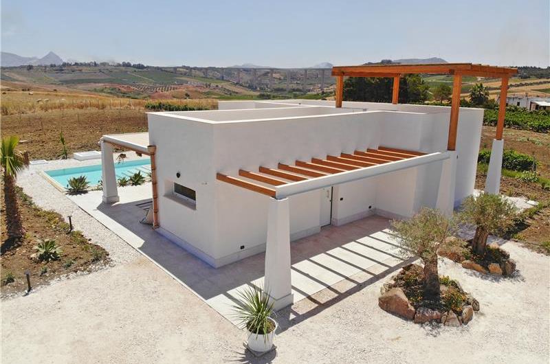 2 bedroom villa with infinity pool, near Alcamo, sleeps 4-5