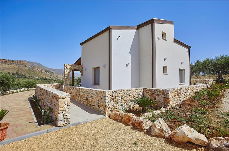 4 bedroom villa with pool, Castellammare del Golfo, sleeps 8-9