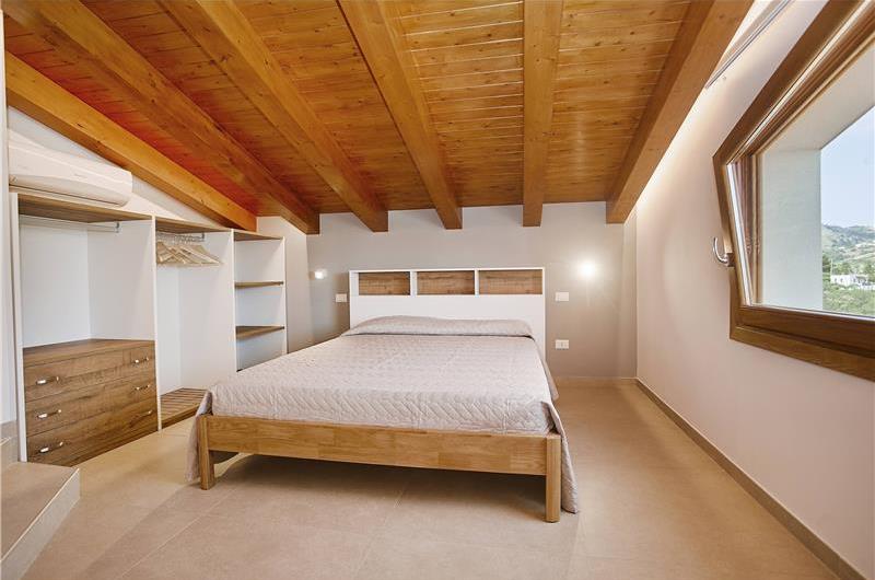 4 bedroom villa with pool, Castellammare del Golfo, sleeps 8-9