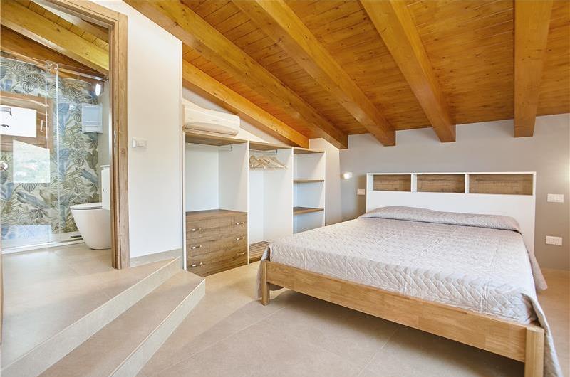 4 bedroom villa with pool, Castellammare del Golfo, sleeps 8-9