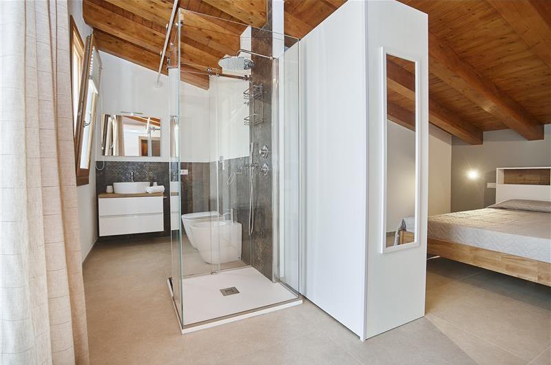 4 bedroom villa with pool, Castellammare del Golfo, sleeps 8-9