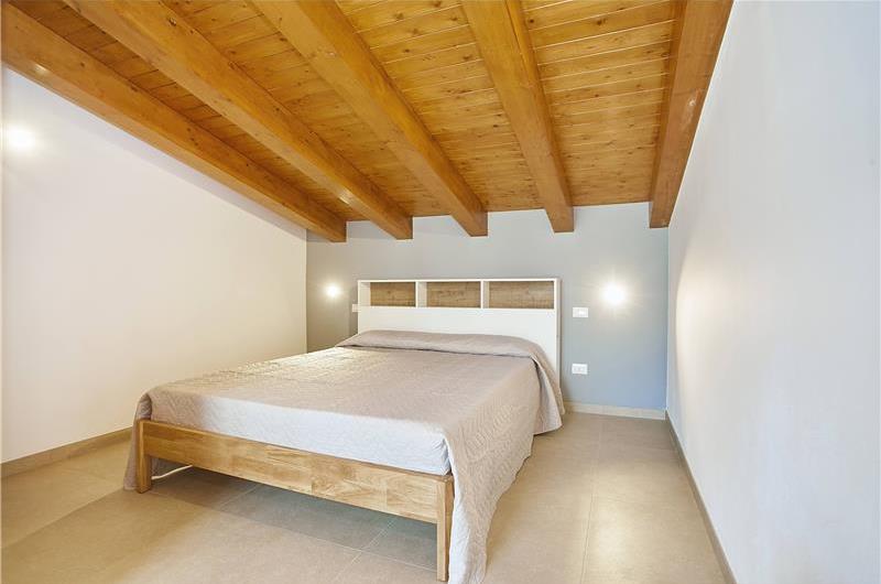 4 bedroom villa with pool, Castellammare del Golfo, sleeps 8-9