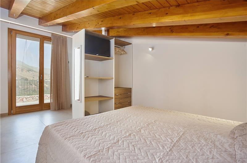 4 bedroom villa with pool, Castellammare del Golfo, sleeps 8-9