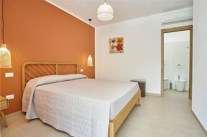 4 bedroom villa with pool, Castellammare del Golfo, sleeps 8-9