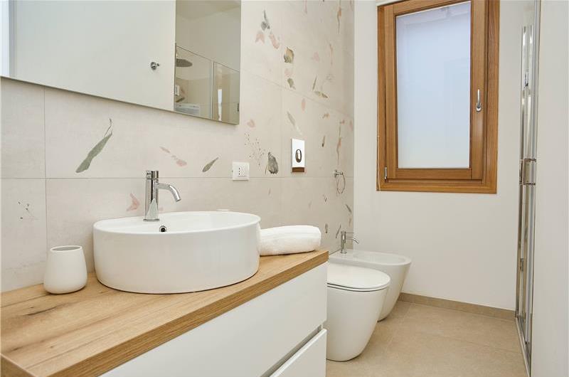 4 bedroom villa with pool, Castellammare del Golfo, sleeps 8-9