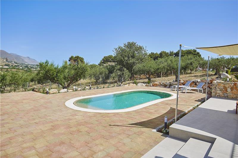 4 bedroom villa with pool, Castellammare del Golfo, sleeps 8-9