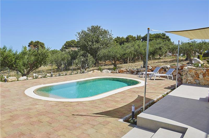 4 bedroom villa with pool, Castellammare del Golfo, sleeps 8-9