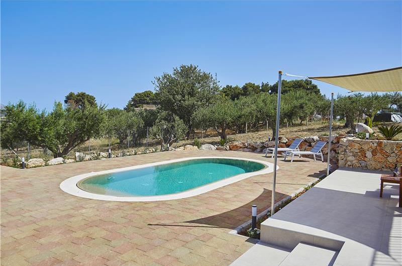 4 bedroom villa with pool, Castellammare del Golfo, sleeps 8-9