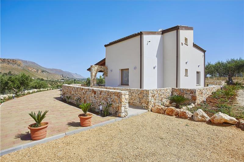 4 bedroom villa with pool, Castellammare del Golfo, sleeps 8-9
