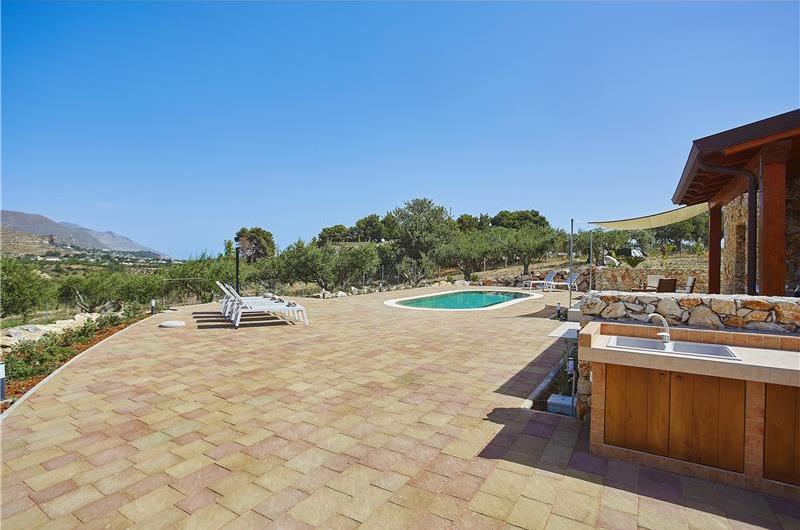 4 bedroom villa with pool, Castellammare del Golfo, sleeps 8-9