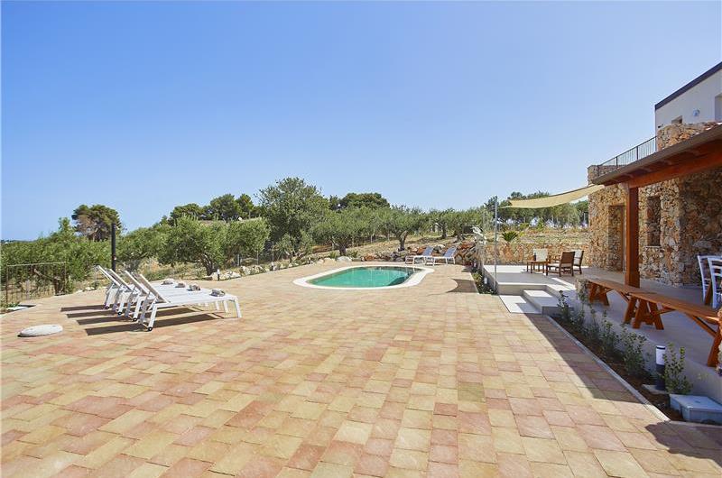 4 bedroom villa with pool, Castellammare del Golfo, sleeps 8-9