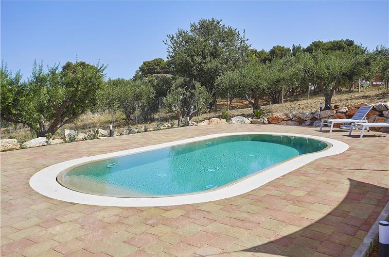 4 bedroom villa with pool, Castellammare del Golfo, sleeps 8-9