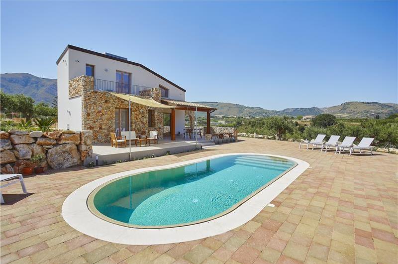 4 bedroom villa with pool, Castellammare del Golfo, sleeps 8-9