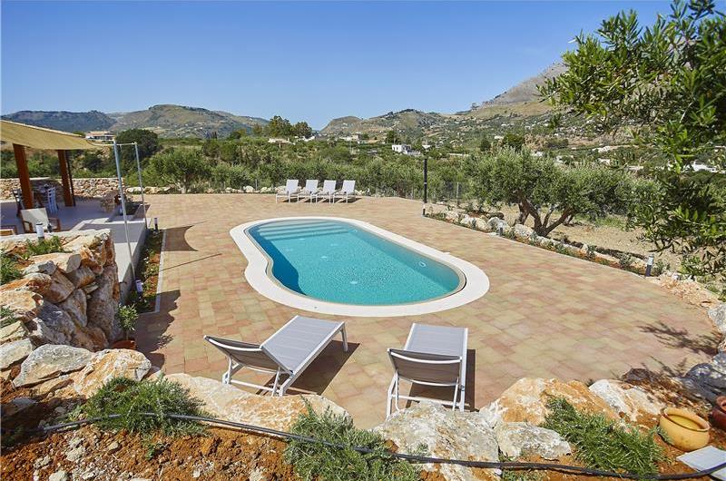 4 bedroom villa with pool, Castellammare del Golfo, sleeps 8-9